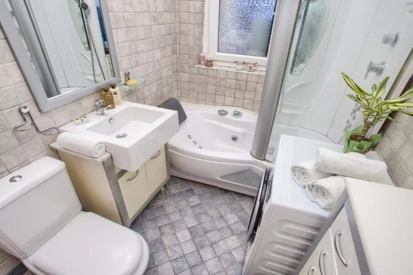 Kotor Old Town Charm Apartment - Two Bedroom Apartment-Badkamer