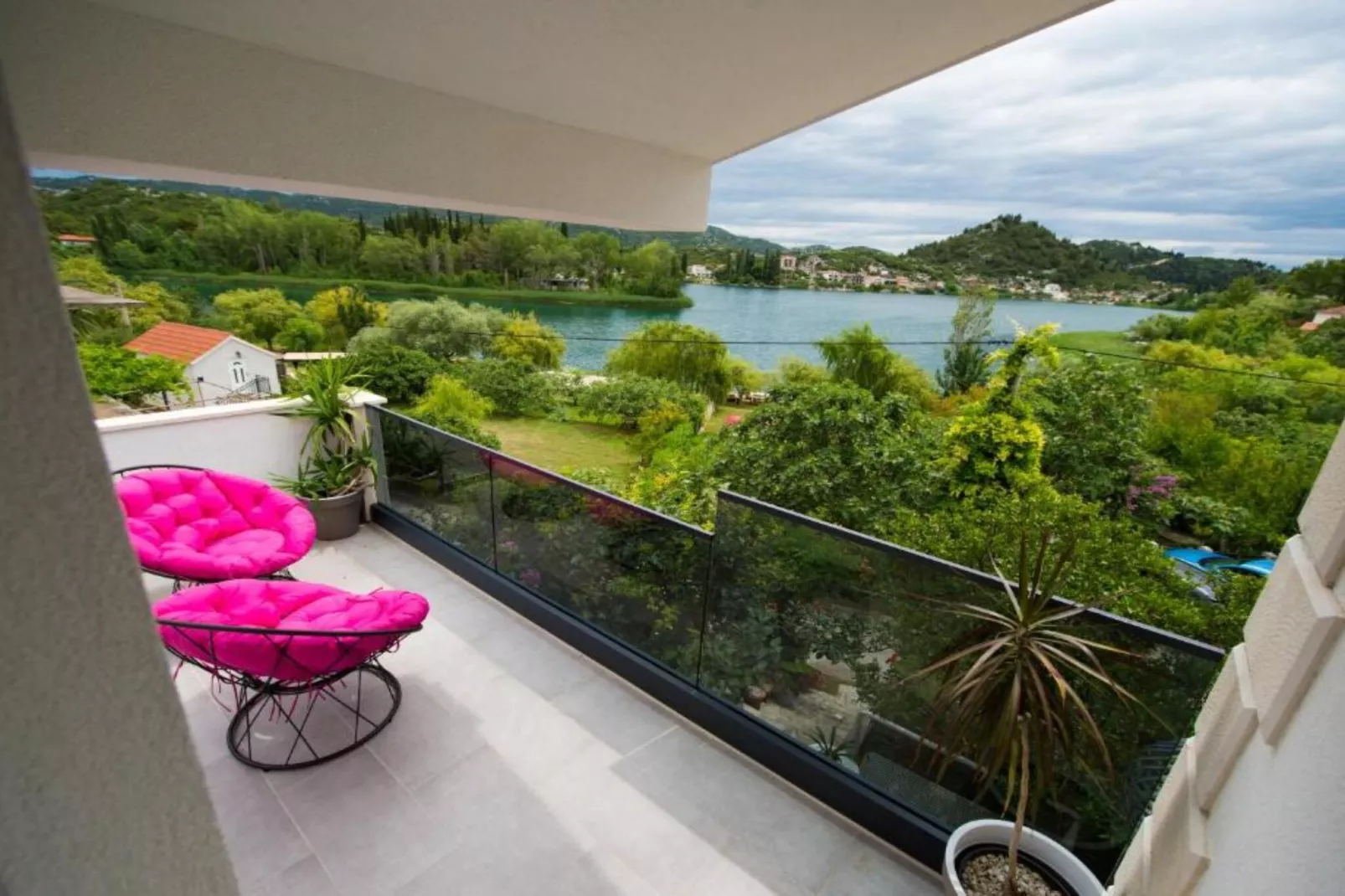 Two-Bedroom Apartment With Lake View-Terras