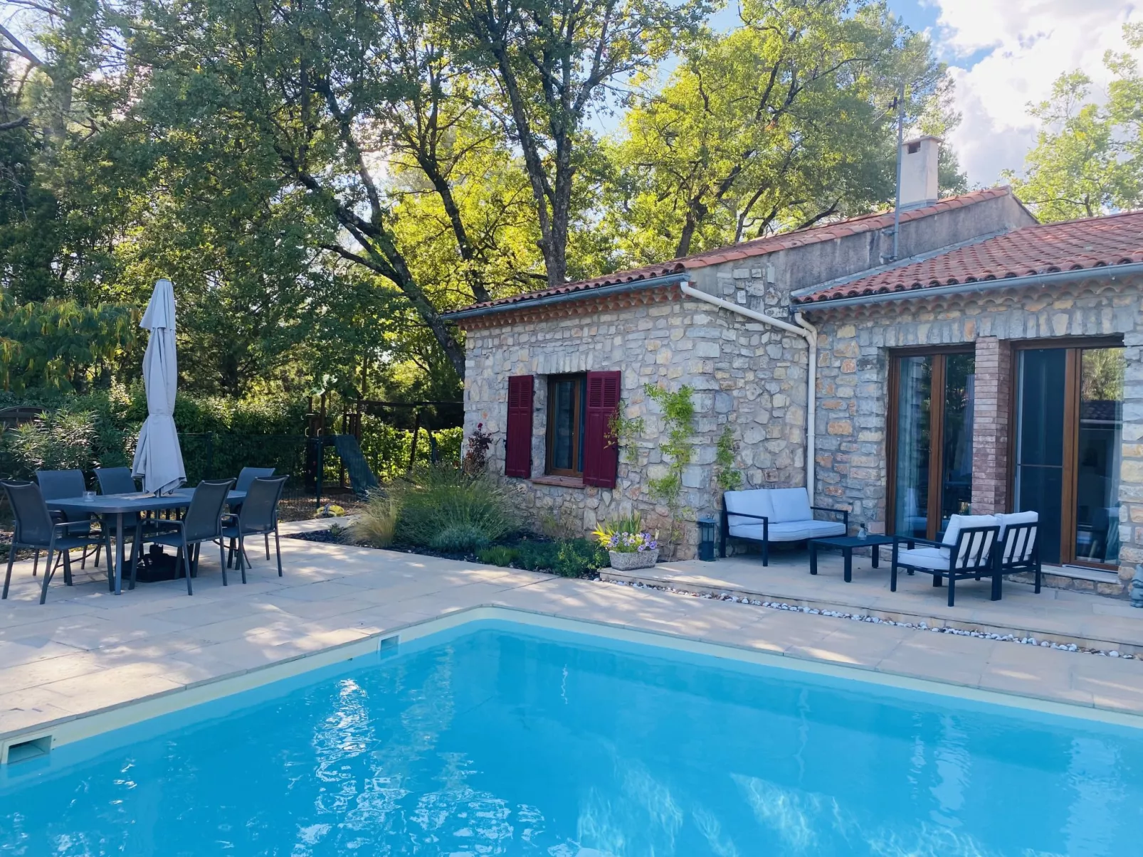 Les Pierres Fleuries-Buiten