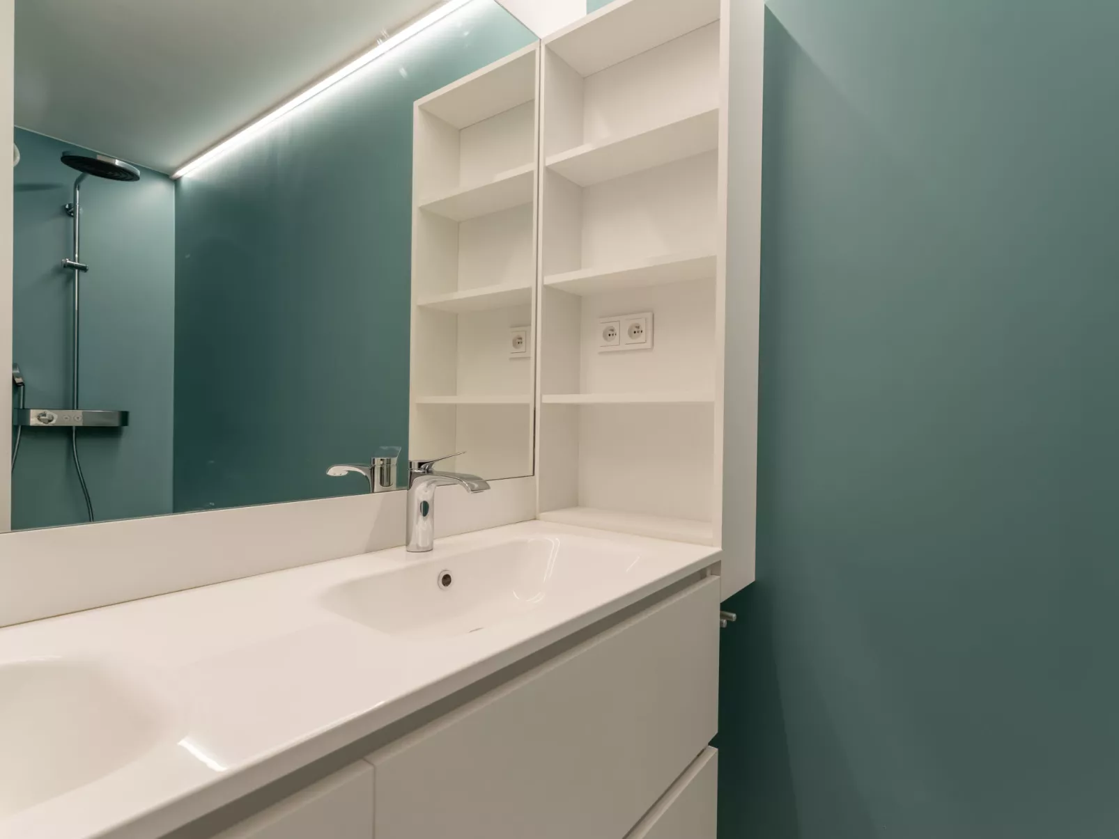 Marie Antoinette close by the sea-Binnen