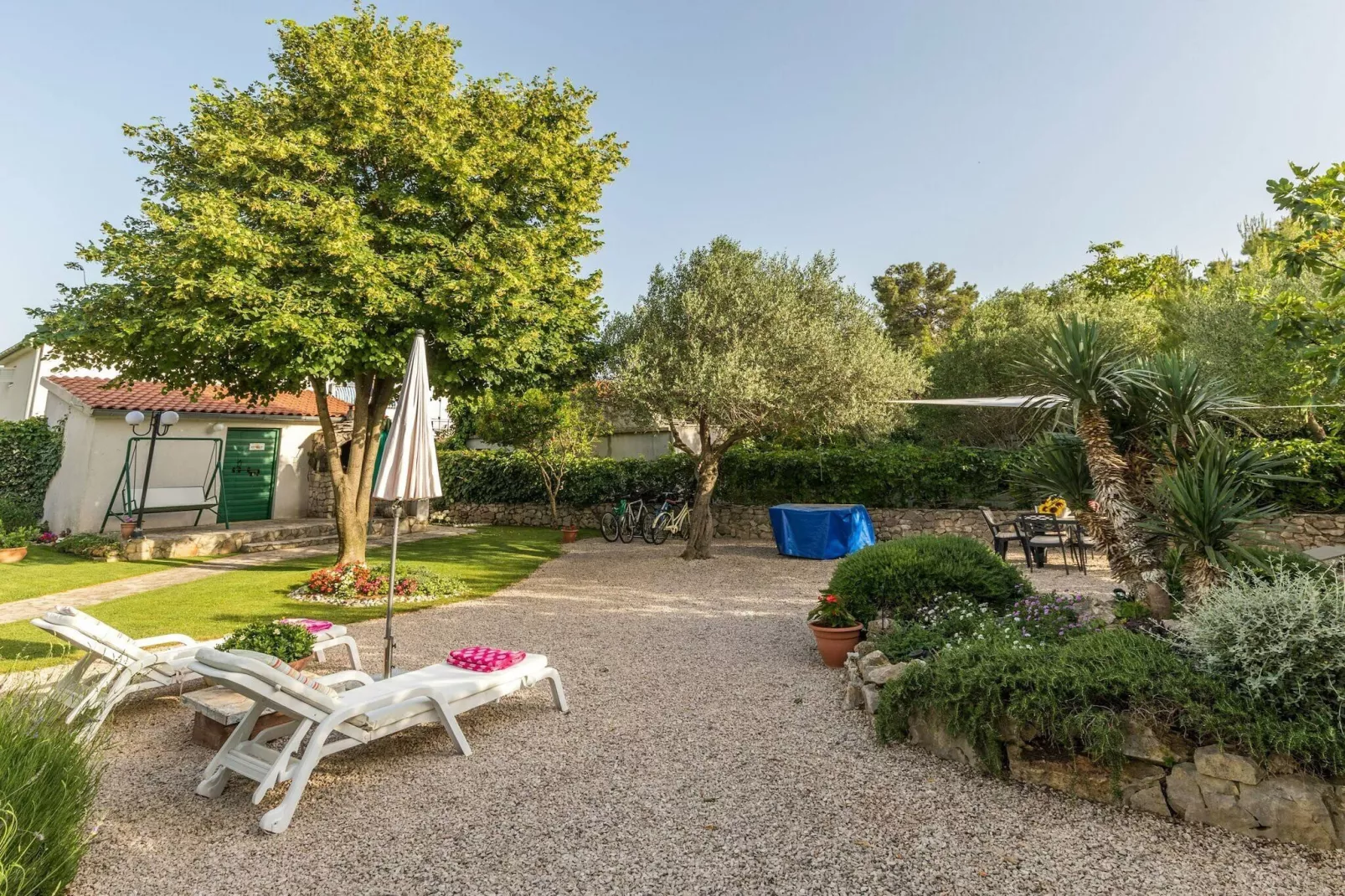 Beach apartment Jadrija-Tuinen zomer