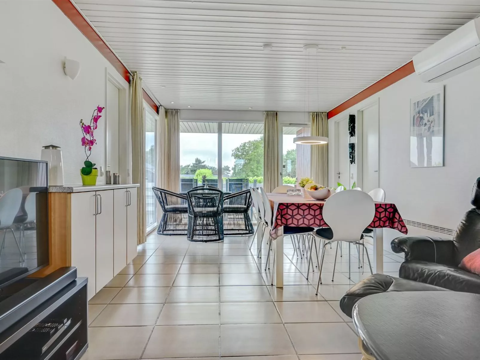 "Emly" - 1.1km from the sea-Binnen