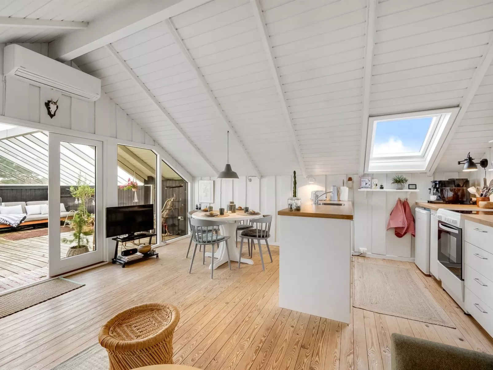 "Kamile" - 400m from the sea-Binnen