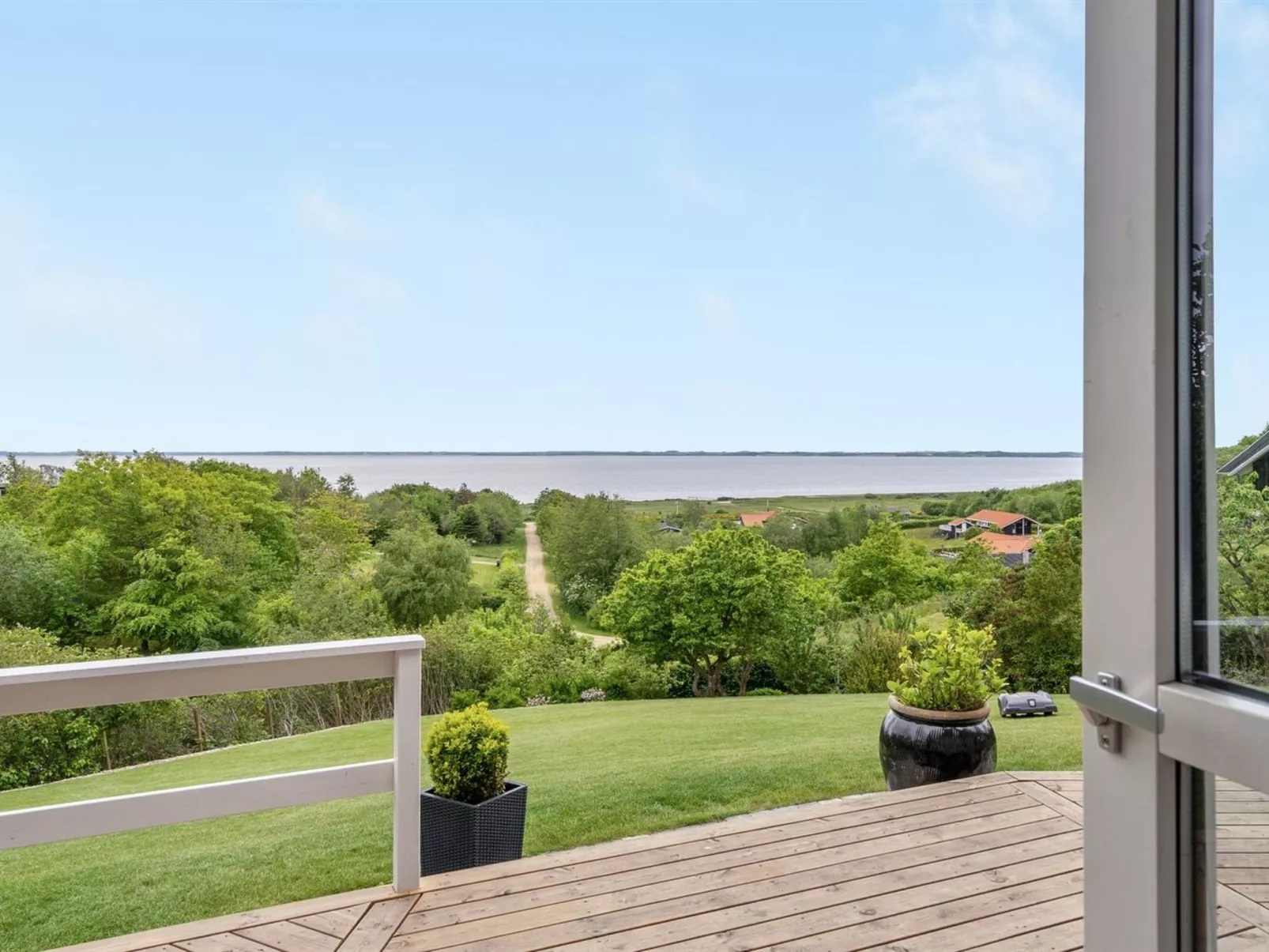 "Regnwald" - 400m to the fjord-Buiten