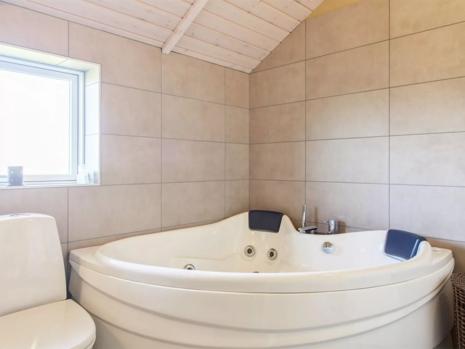 "Mirkka" - 1.5km from the sea-Binnen