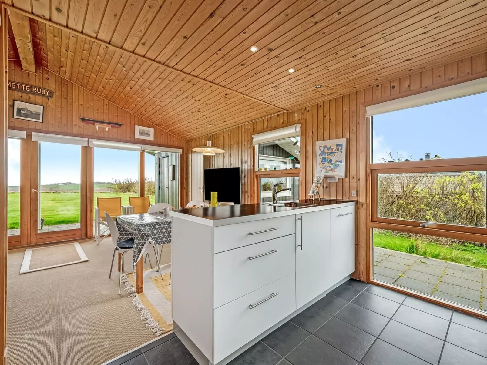 "Tanea" - 700m to the fjord-Binnen