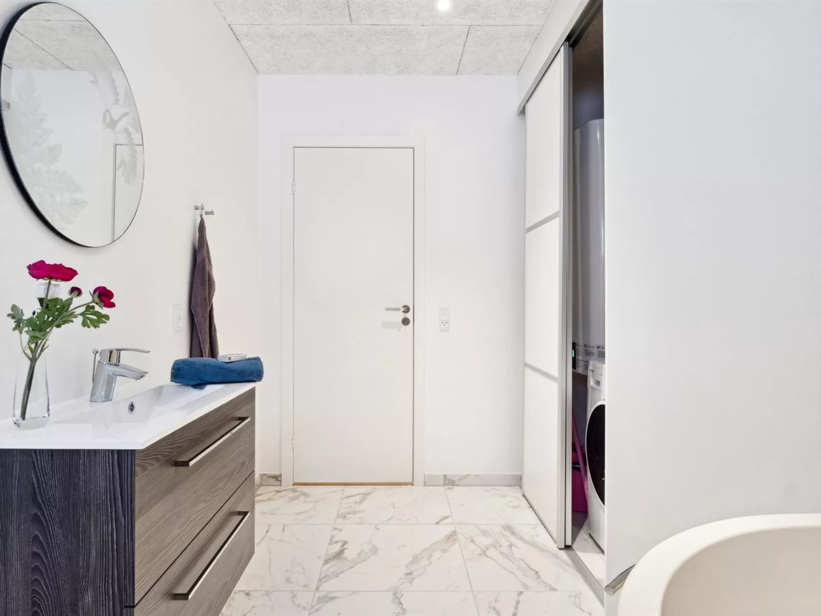 "Scalli" - 1.5km to the fjord-Binnen