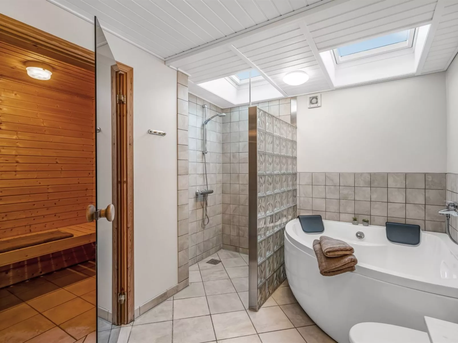 "Soile" - 12km from the sea-Binnen