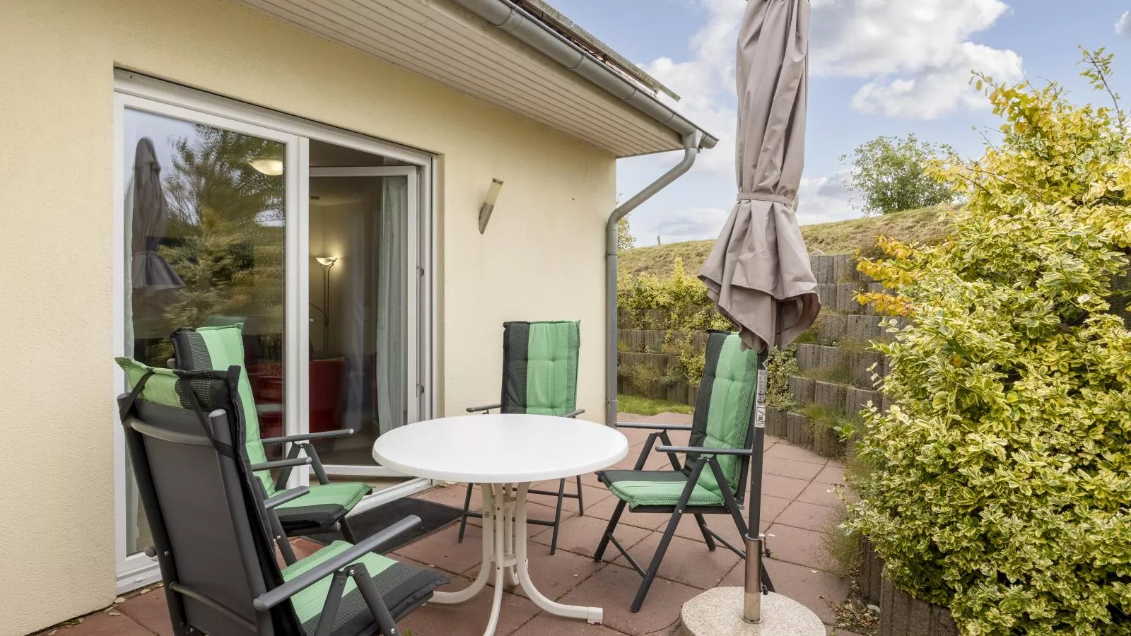 Stranddistel links mit Sauna-Terrasbalkon