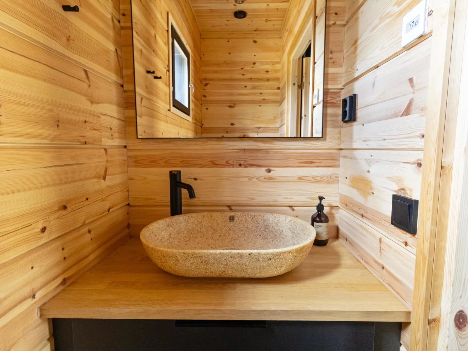 Sallan kuukkeli-Binnen