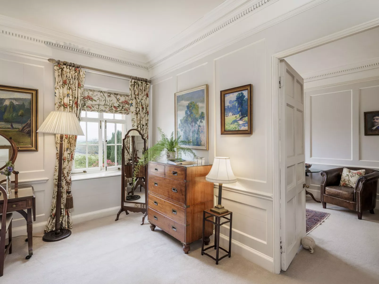 Historic Castle on River Tamar-Binnen