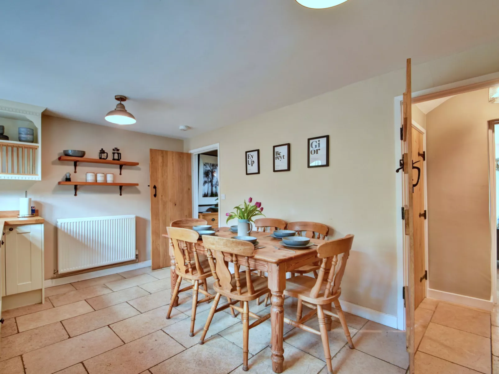 Stable Cottage-Binnen