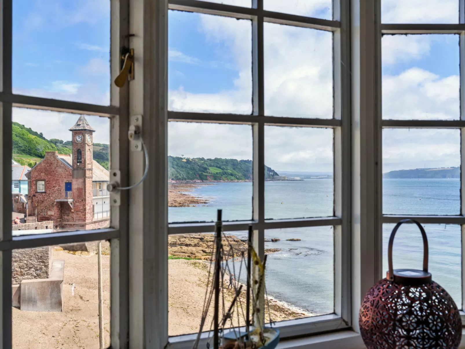 April Cottage-Binnen