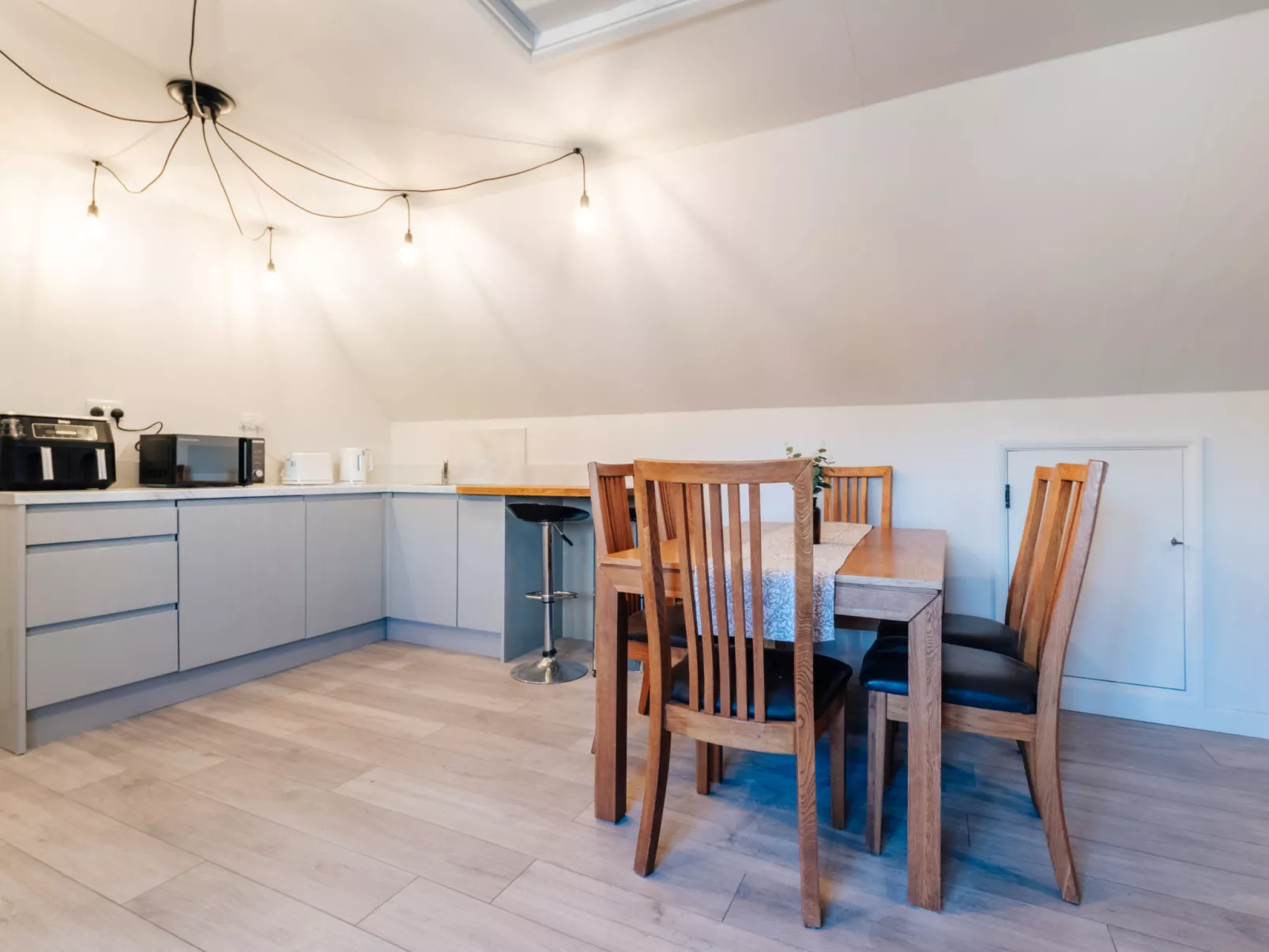 Hazel Rose Cottage-Binnen