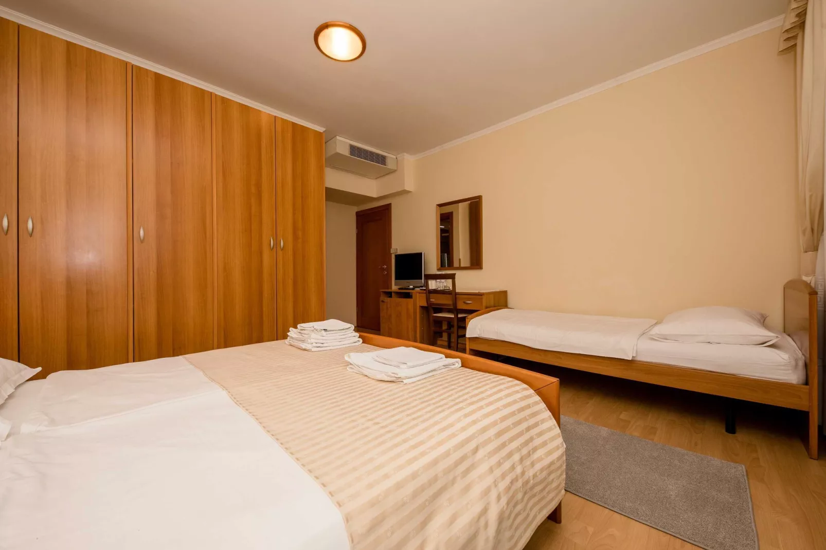 Guest House Villa Anggela - Comfort Triple room with Balcony and Sea View (Br4)-Binnen