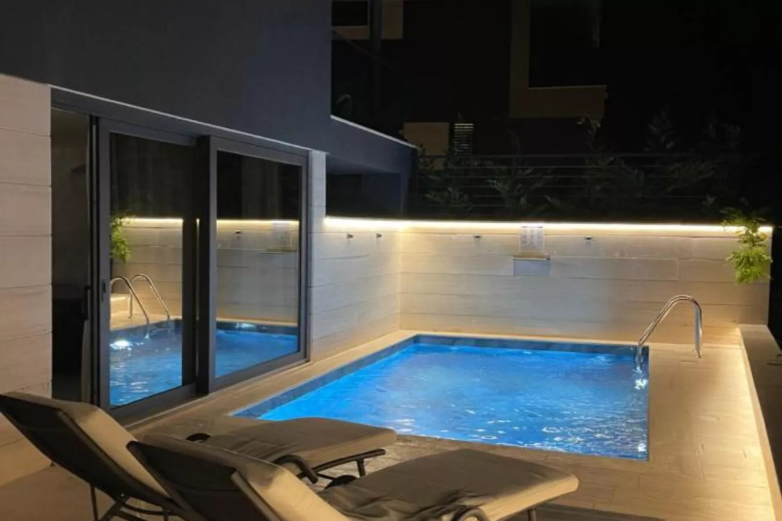 Leonarda Waterfront Residences-Two-Bedroom Apartment with private pool (The Bayfront One) -S5-Zwembad