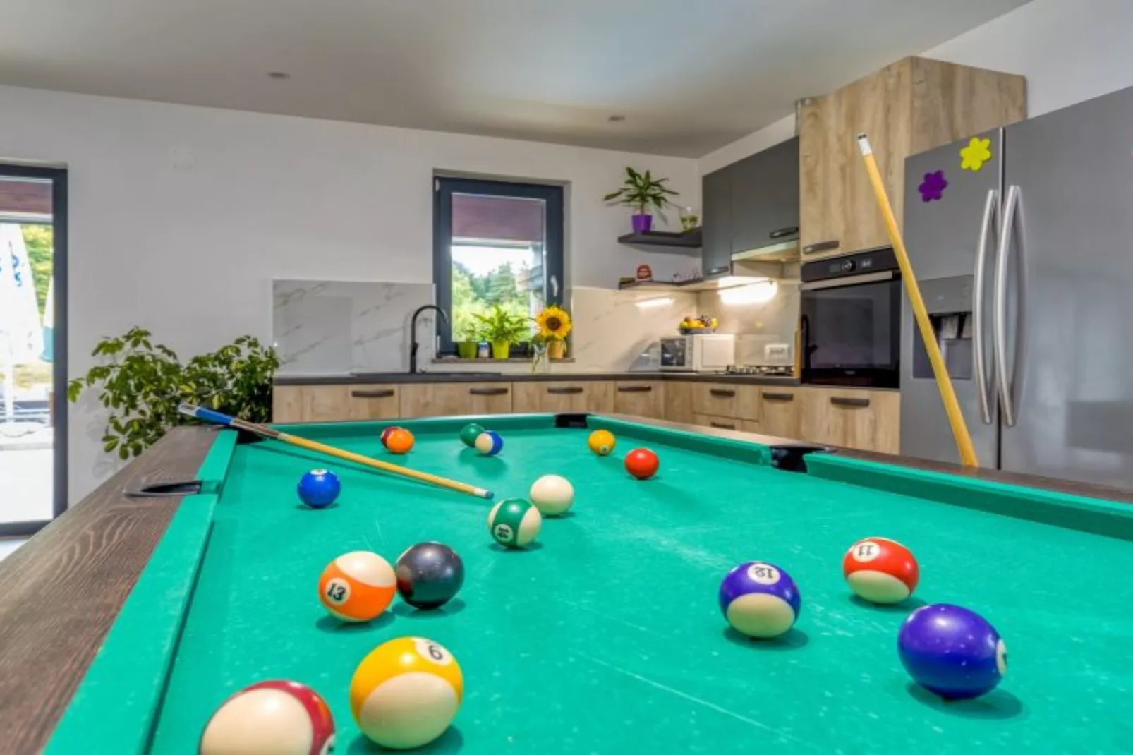 Four Bedroom Holiday House Mali Raj with Pool-Binnen