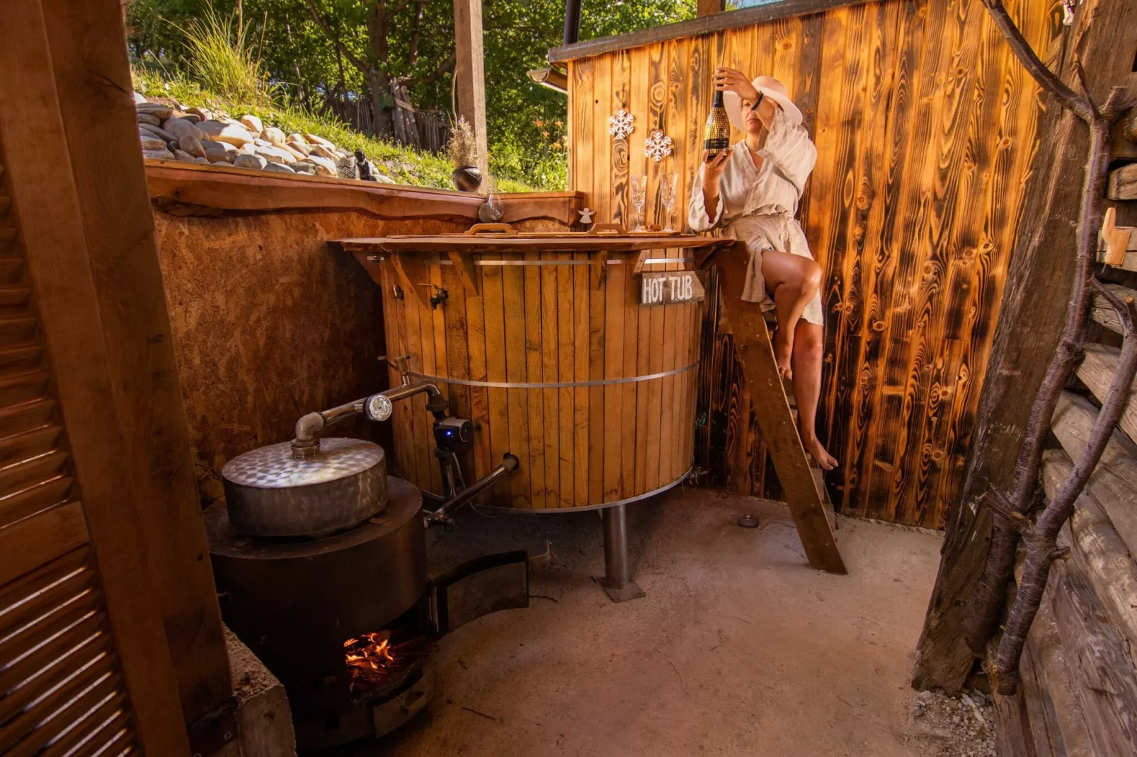 Rustic Refuge Glamping with Hot-Tub and Sauna - Two Bedroom Apartment with Terrace-Spa