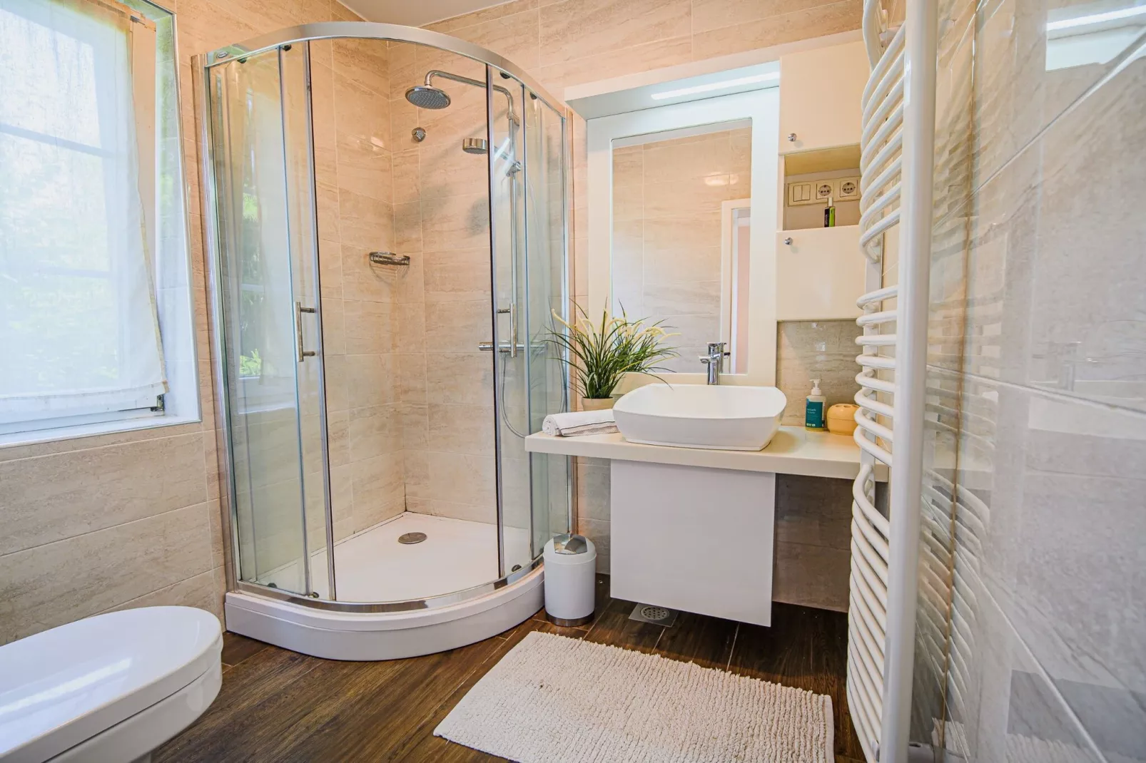 Stunning Rural Holiday Home with Garden and BBQ -  Four Bedroom Holiday Home-Badkamer