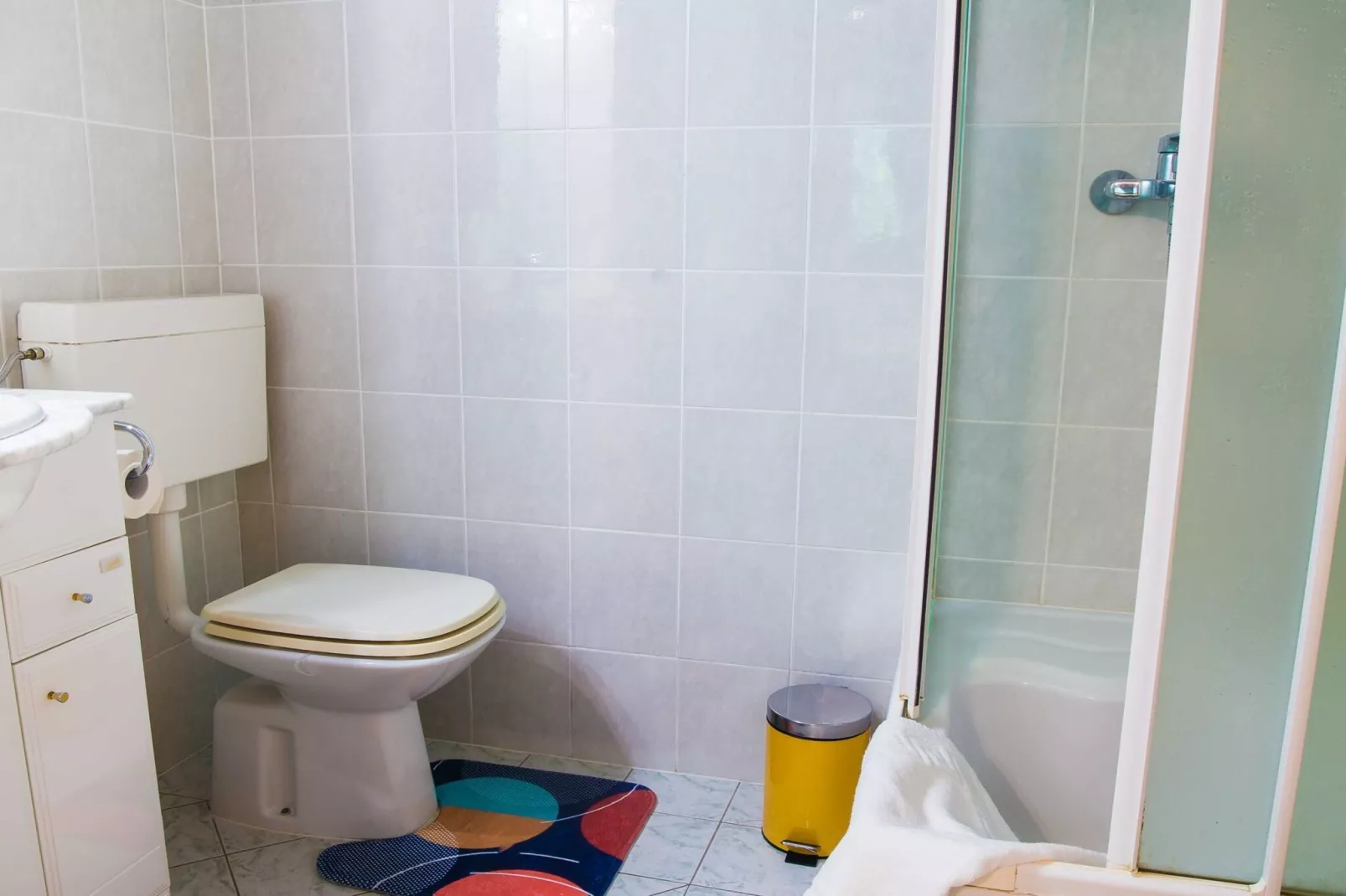 Rustic Authentic Holiday Home with Terrace and Wood Stove - Three Bedroom Holiday Home with Terrace-Badkamer