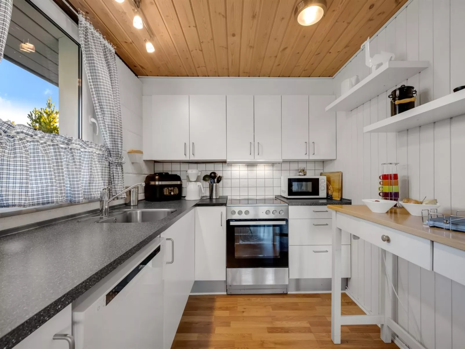 "Sjarlotte" - 400m to the fjord-Binnen