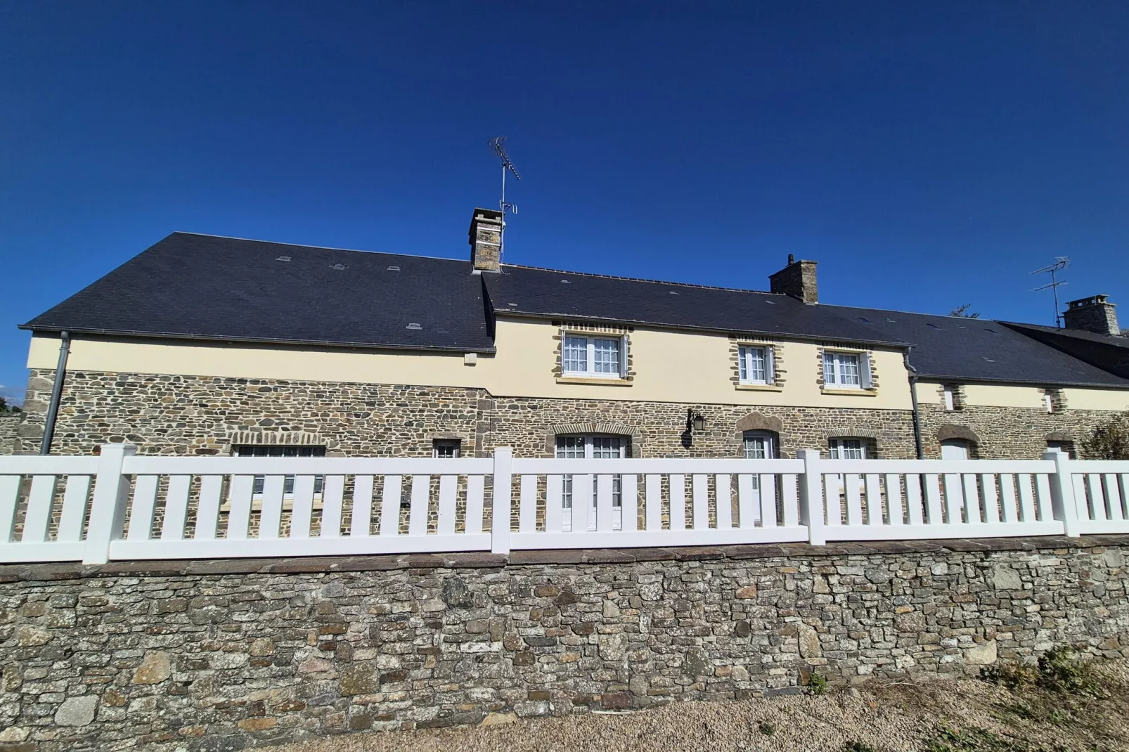 Gîte de la Valette-Buitenkant zomer