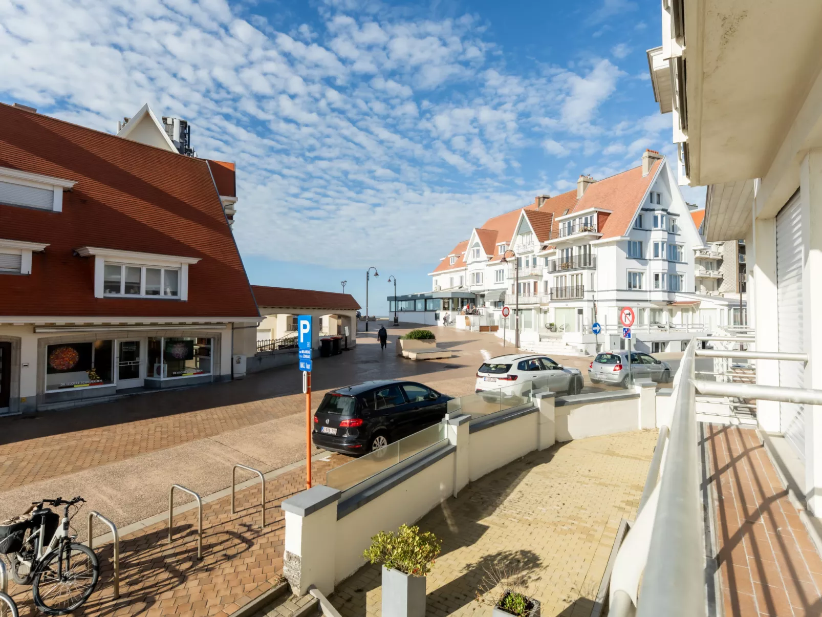 Marie Antoinette close by the sea-Buiten