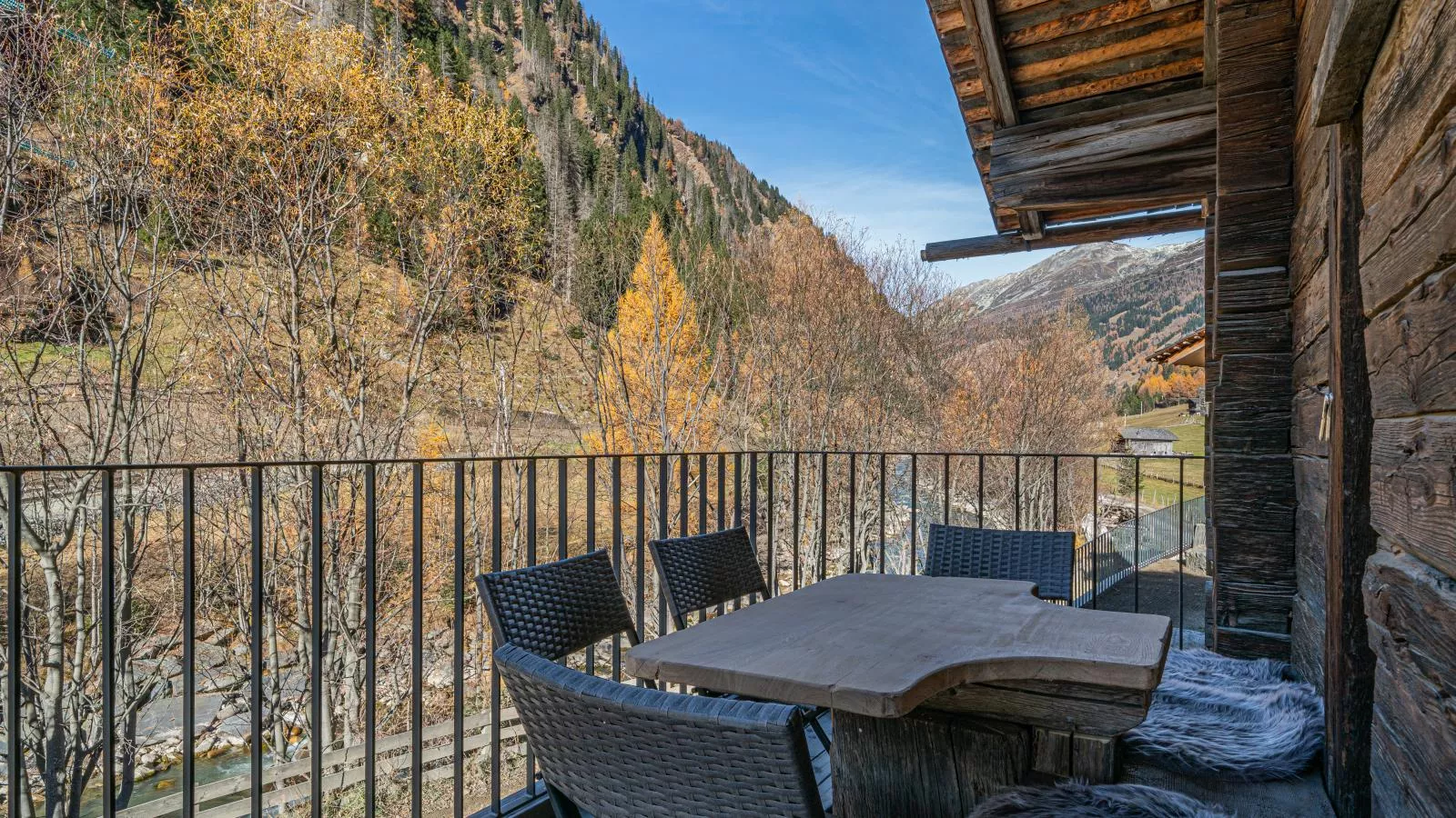 Raneburg 4 Futterhaus-Terrasbalkon