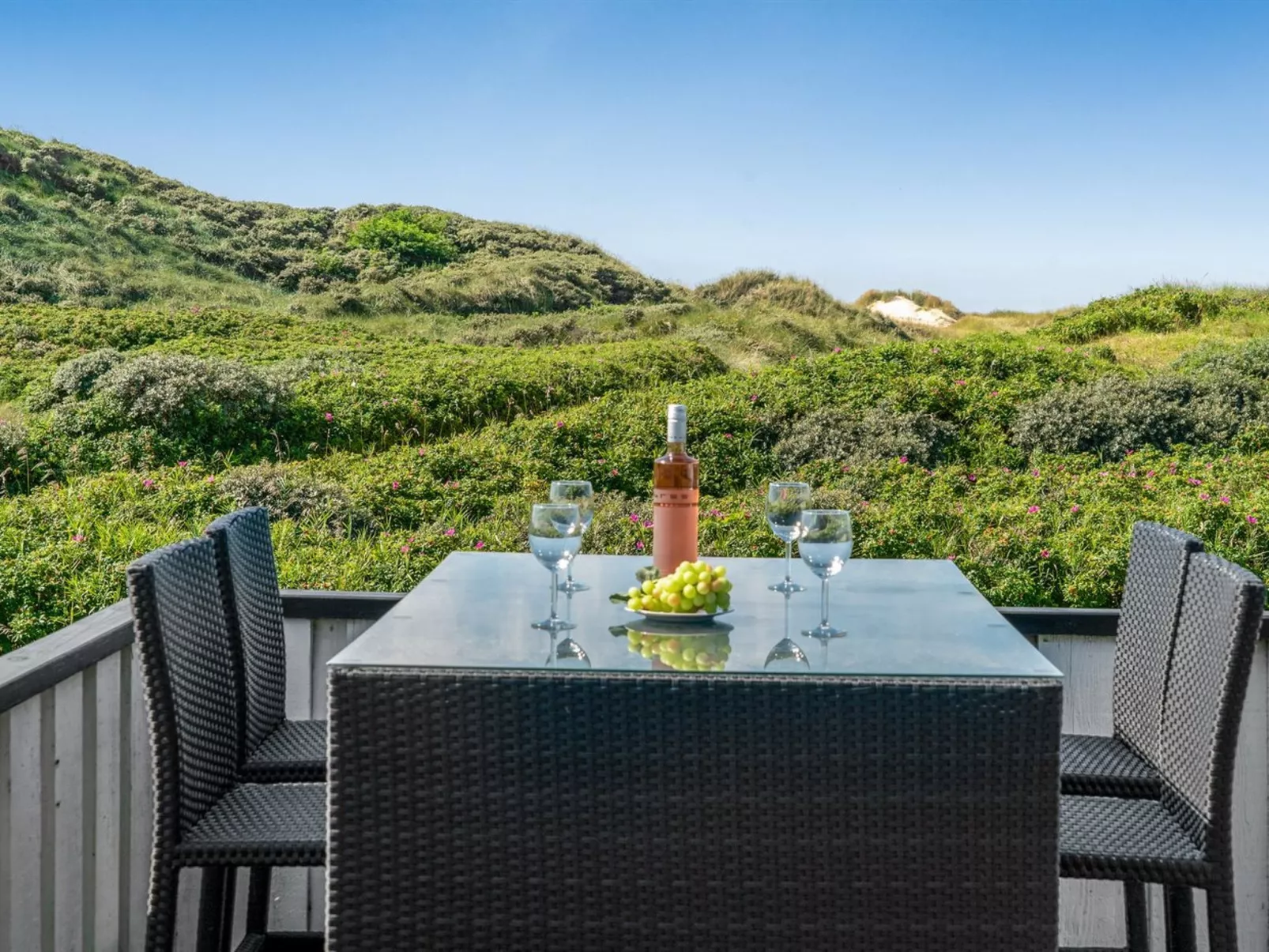 "Rutha" - 45m from the sea-Buiten