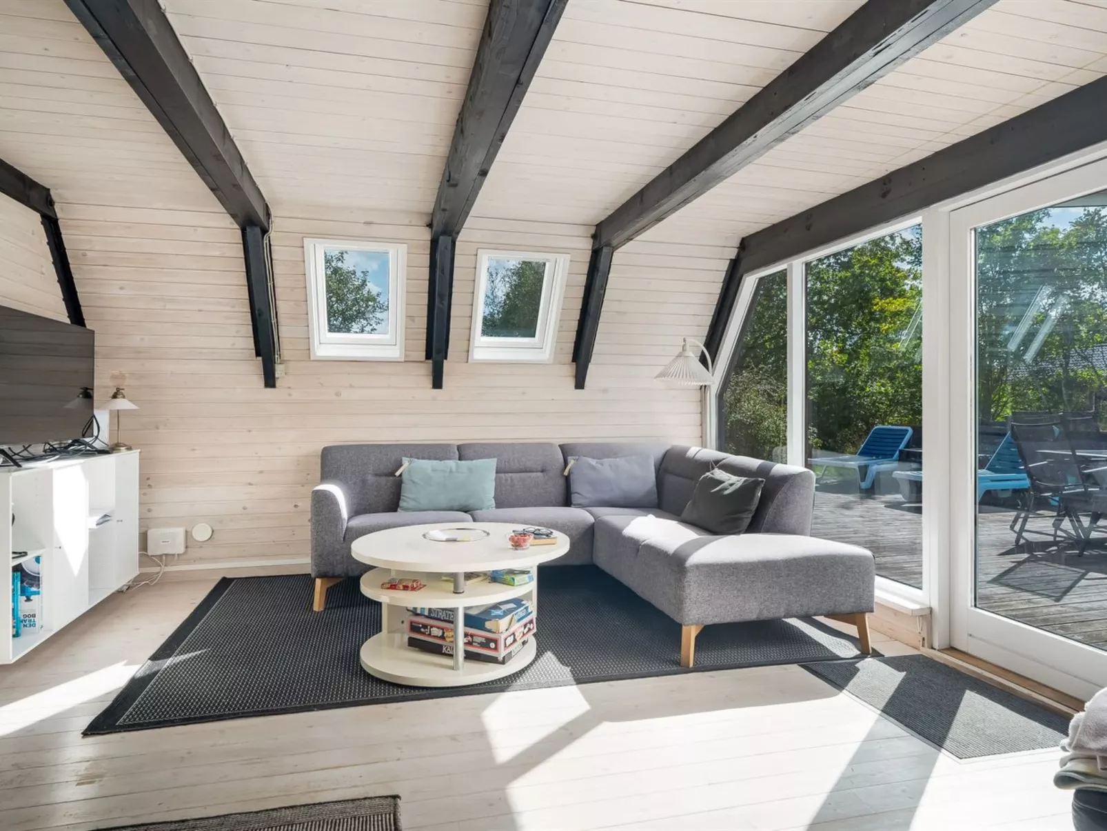 "Vladanka" -  from the sea-Binnen