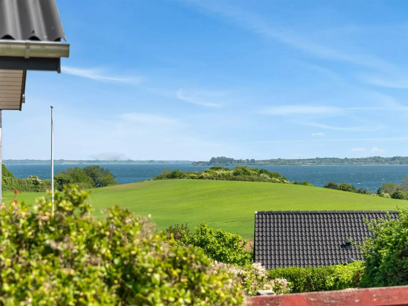 "Axeln" - 300m to the fjord-Buiten