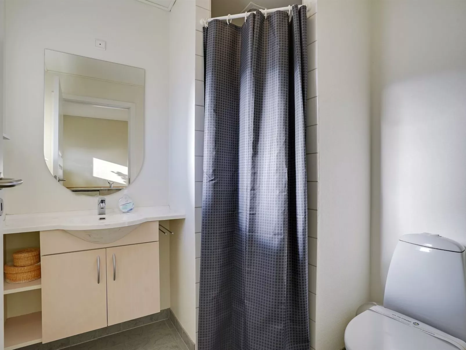 "Line" - 10m from the sea-Binnen