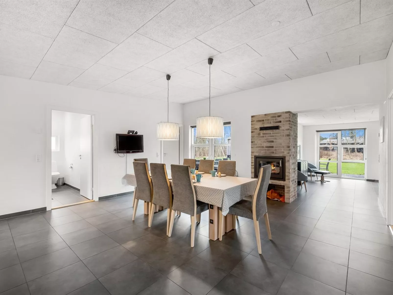 "Jarven" - 500m to the fjord-Binnen