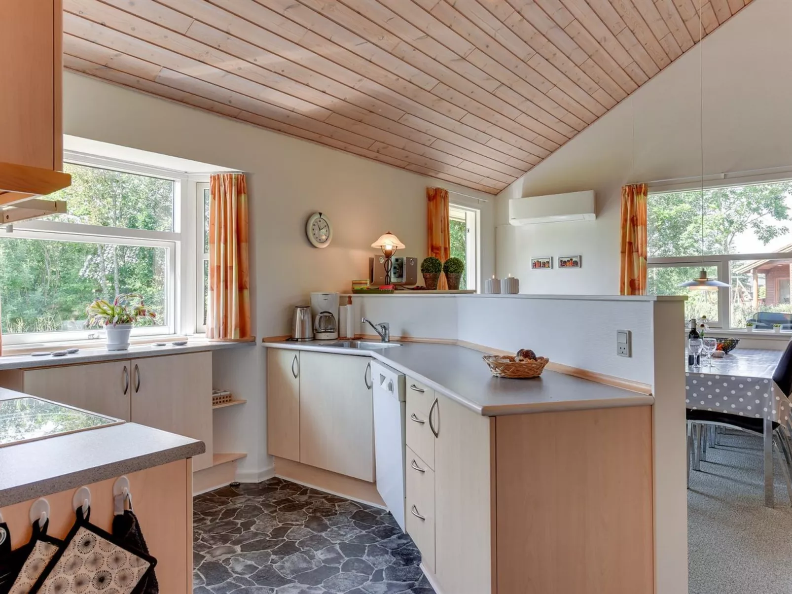 "Herlugh" - 1km to the fjord-Binnen