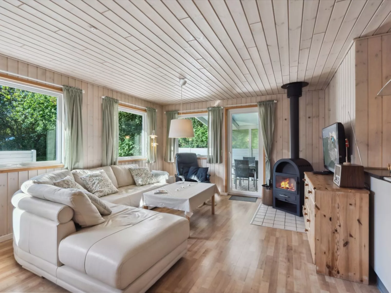 "Viljo" - 30km from the sea-Binnen