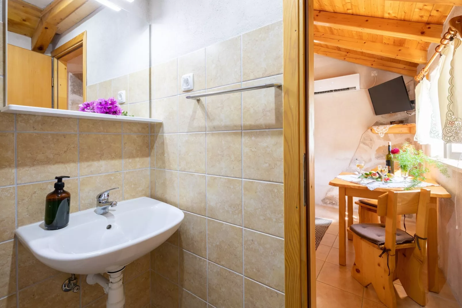 Stone House Harmony -Studio Apartment with Patio and Garden View ( 2 )-Binnen