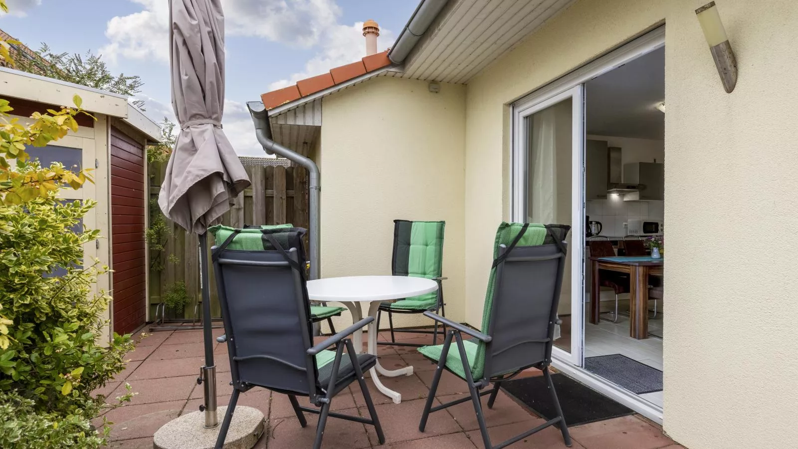 Stranddistel links mit Sauna-Terrasbalkon