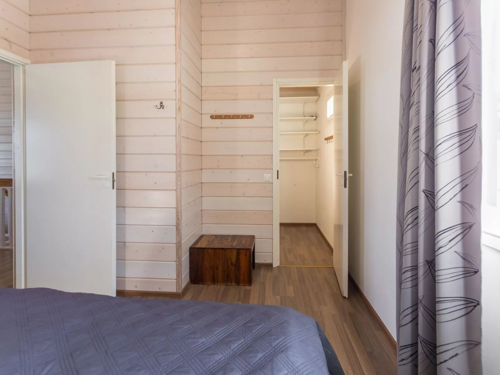 Hallan karhu b, paritalo-Binnen