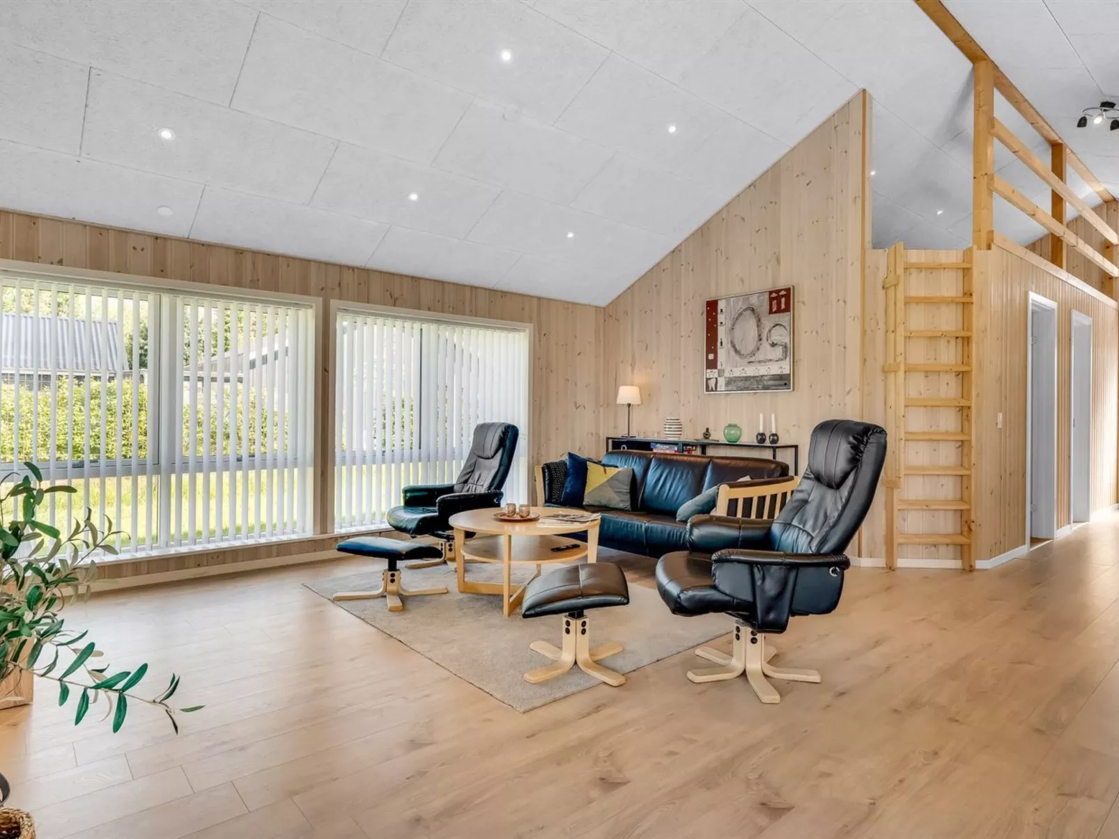 "Ebertine" - 740m to the fjord-Binnen