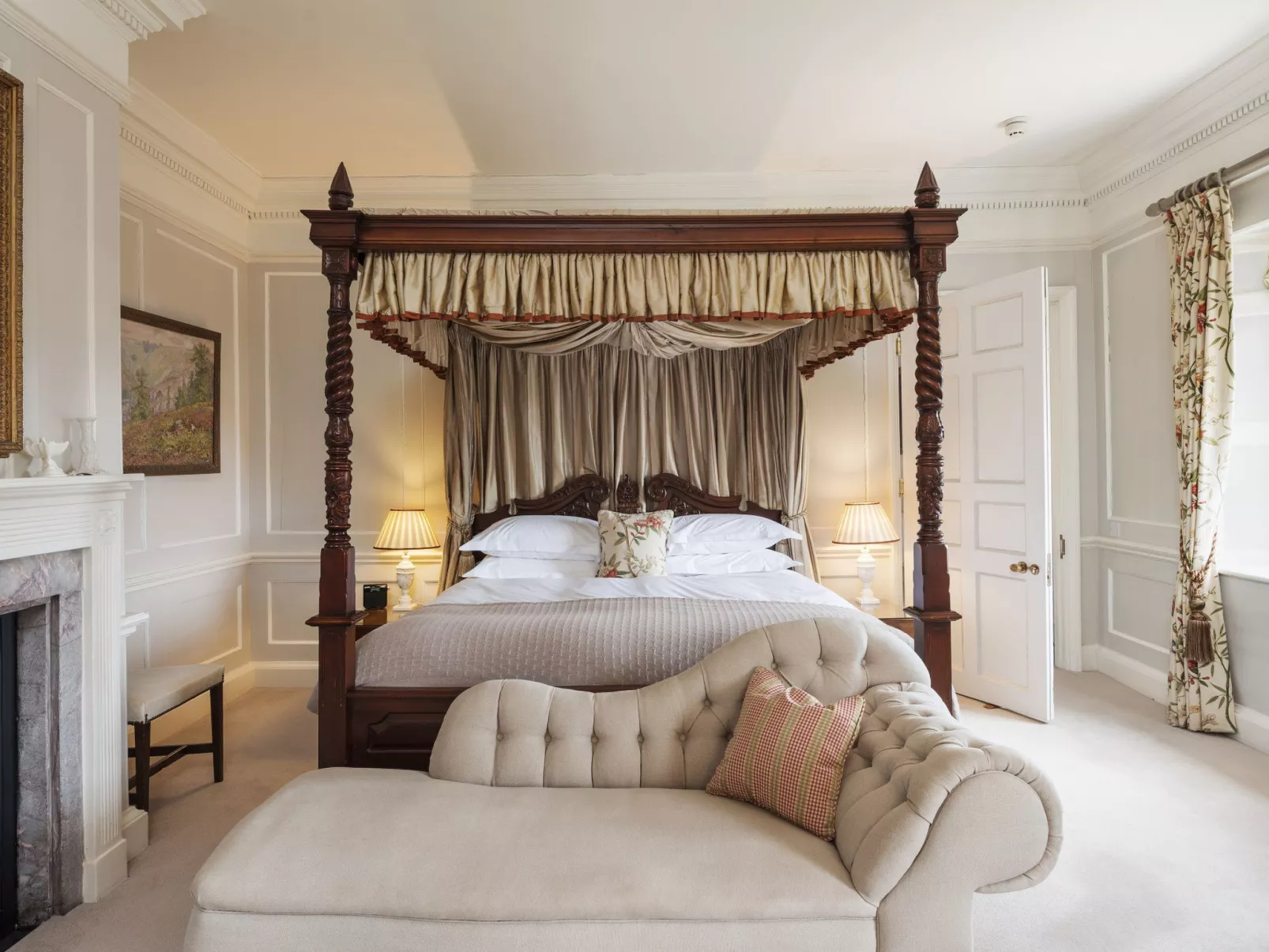 Historic Castle on River Tamar-Binnen