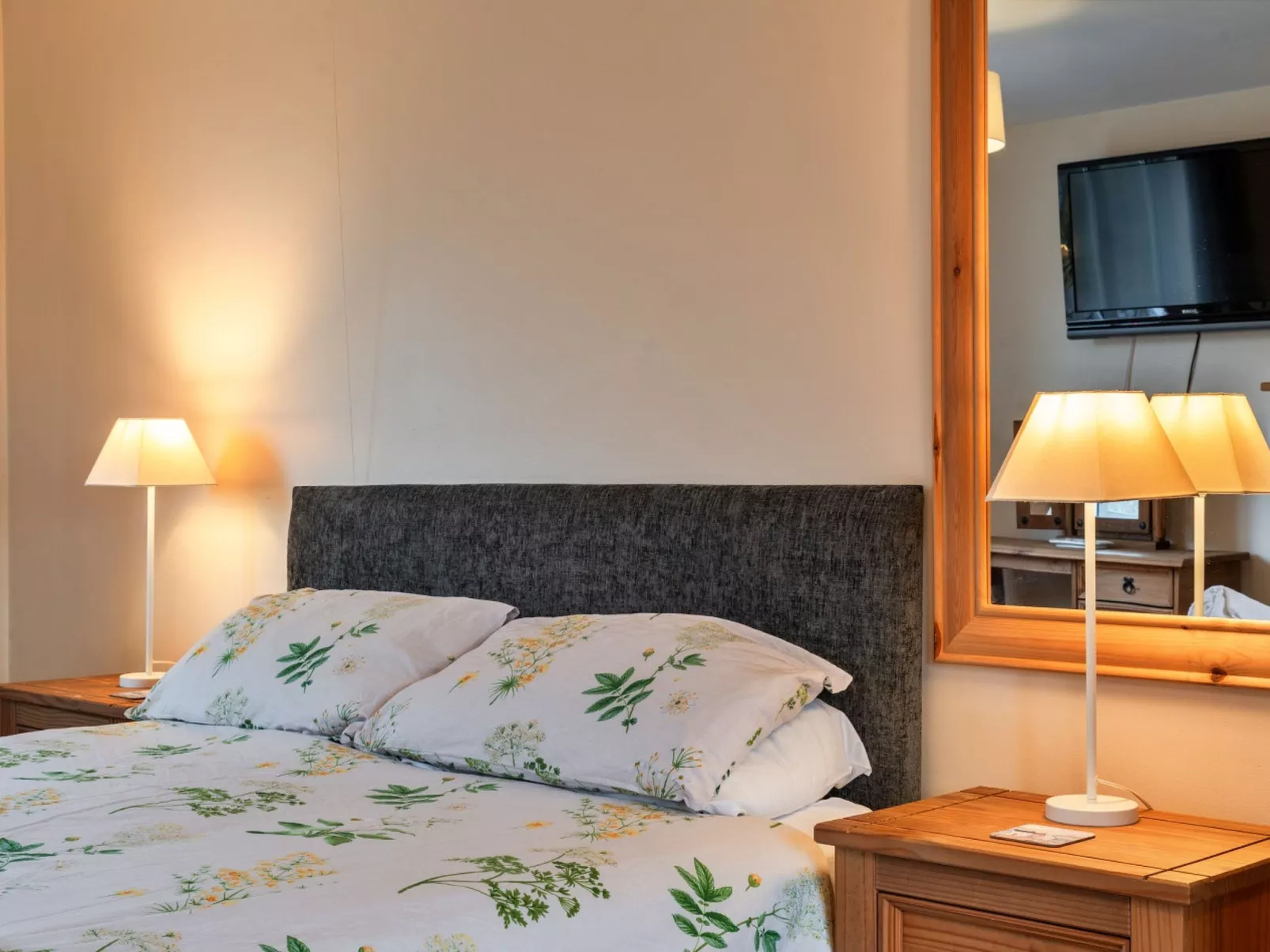 No.1 Gladys' Orchard-Binnen