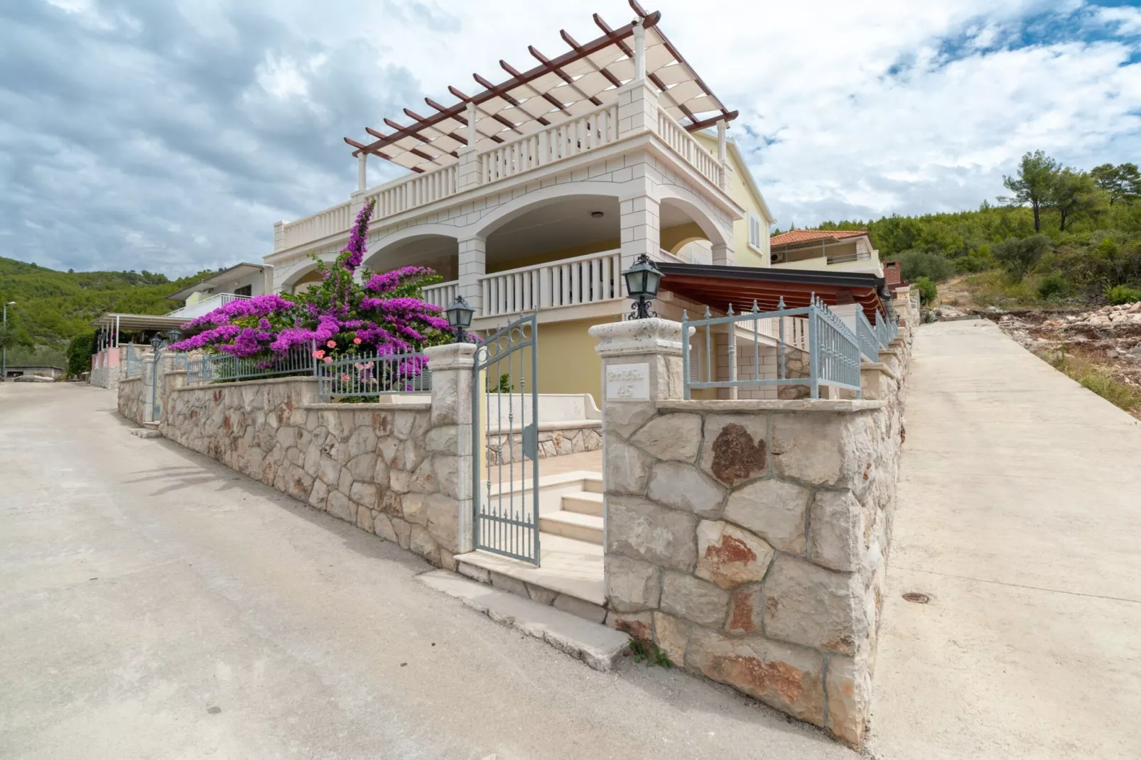 Modern Villa with Pool-Buitenlucht