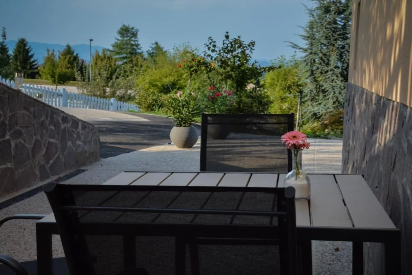 Zevnik Quiet Retreat with Stunning Views and Equestrian Activities - Standard One Bedroom Apartment-Buitenlucht