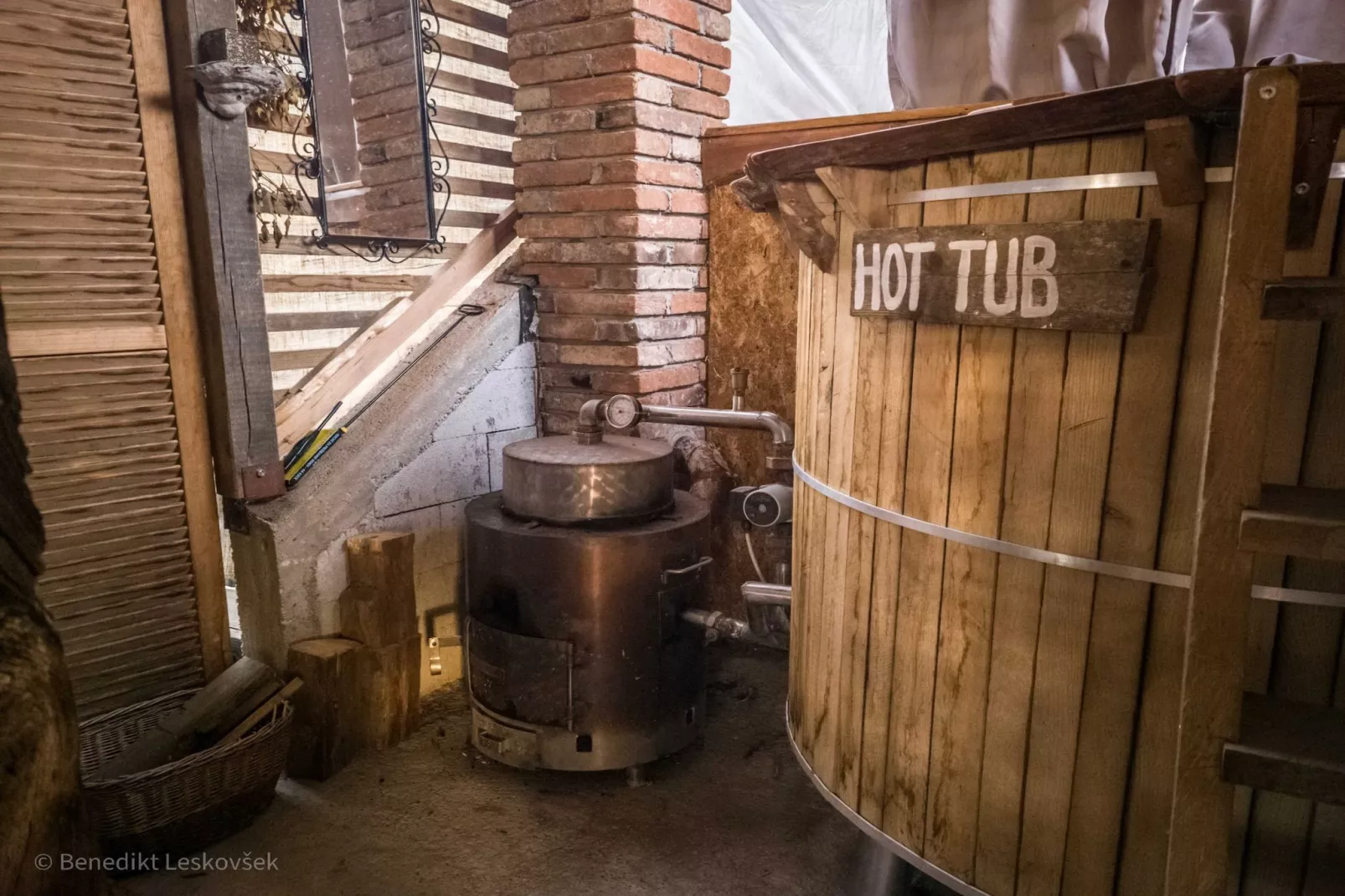 Rustic Refuge Glamping with Hot-Tub and Sauna - Two Bedroom Apartment with Terrace-Spa