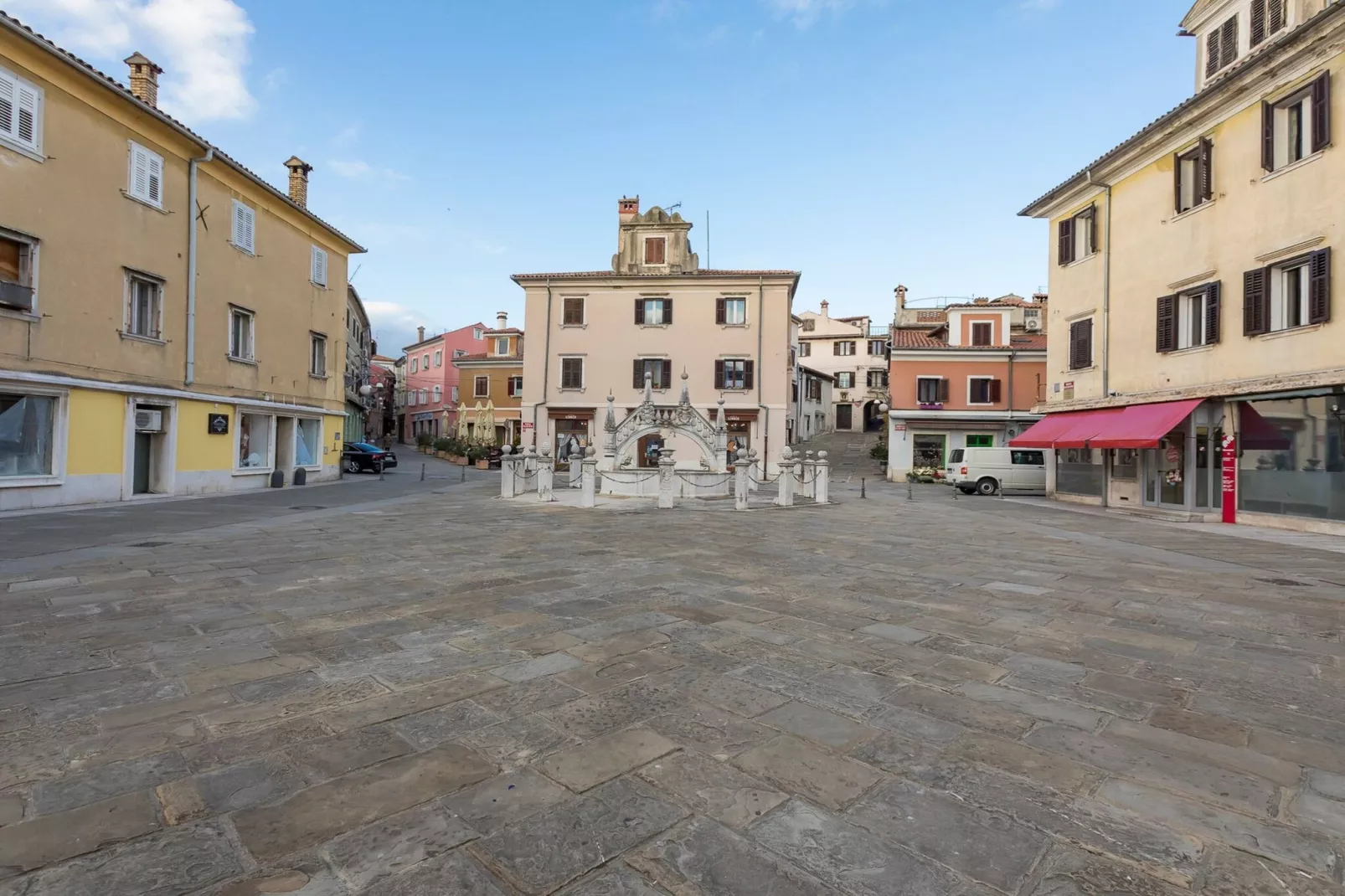 Downtown Koper Spacious Apartment with Balcony - Two Bedroom Apartment with Balcony-Buitenlucht