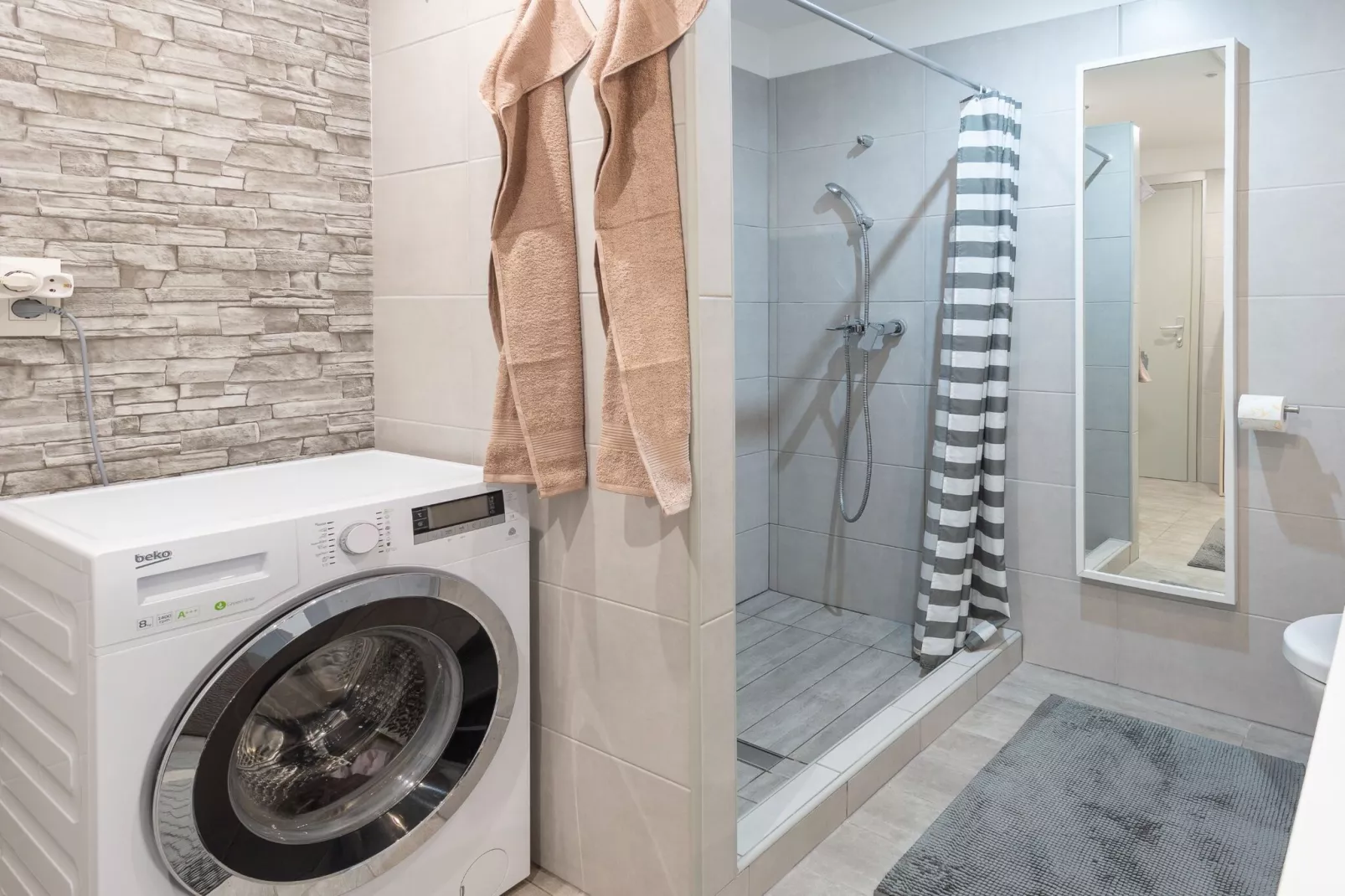 Family-Friendly Serene Retreat Holiday Home - Four Bedroom Holiday Home  with Terrace-Badkamer