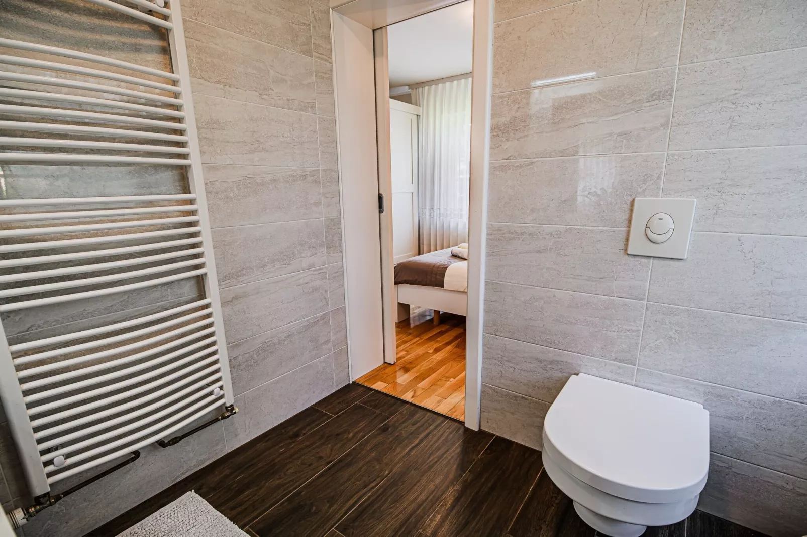 Stunning Rural Holiday Home with Garden and BBQ -  Four Bedroom Holiday Home-Badkamer