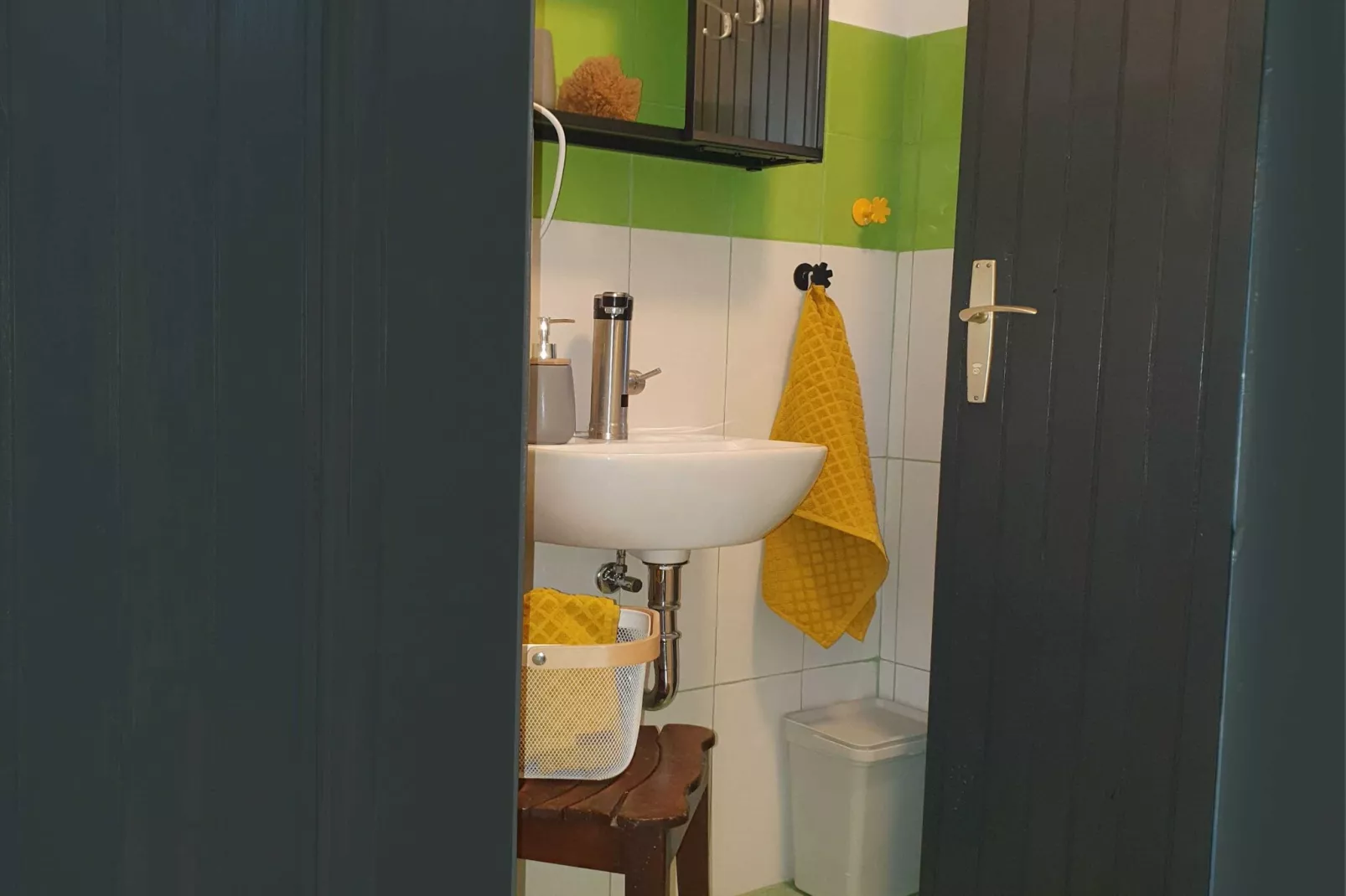 Bright and Sunny Apartment with Terrace - Two Bedroom Apartment with Terrace-Badkamer