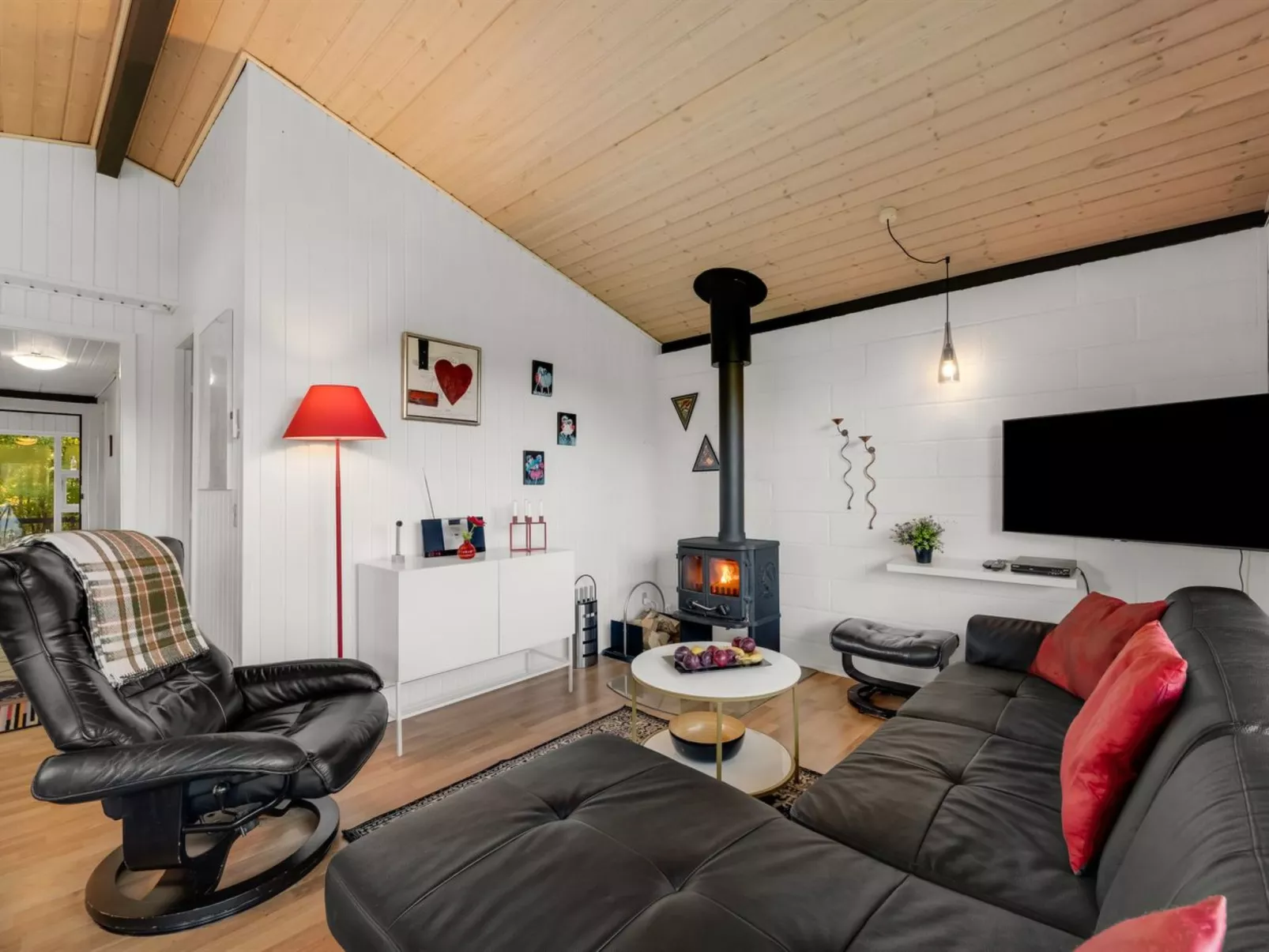 "Sjarlotte" - 400m to the fjord-Binnen