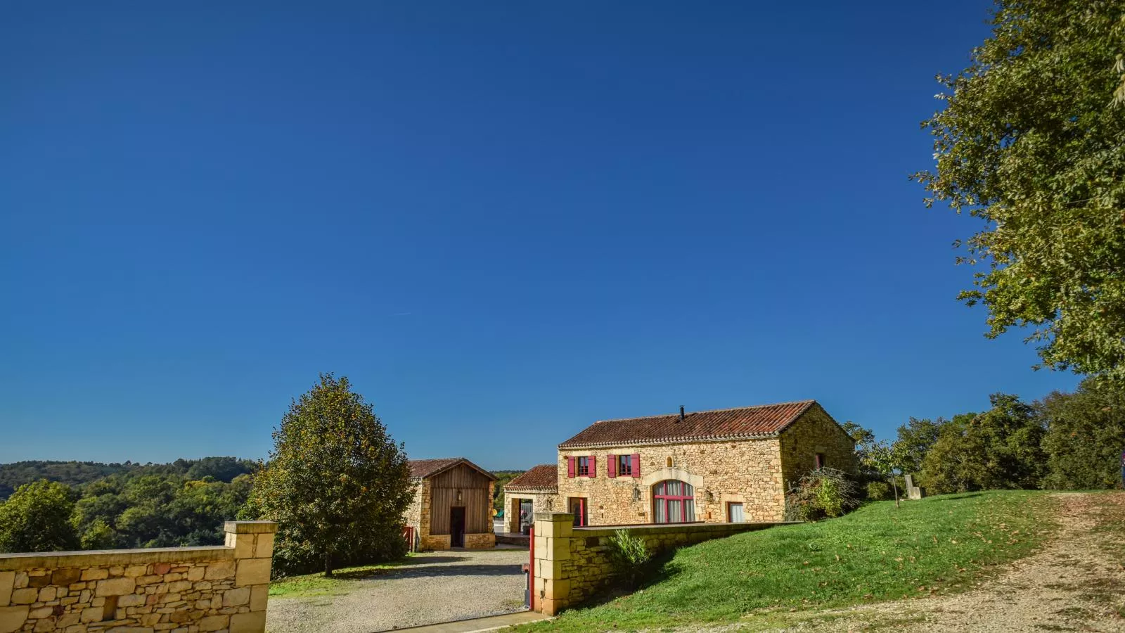 Gite Constantin-Buitenkant zomer